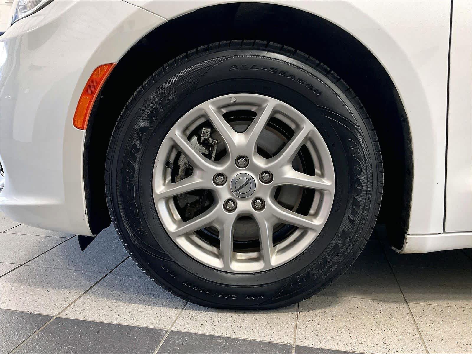 Used 2023 Chrysler Pacifica Touring-L FWD image 7