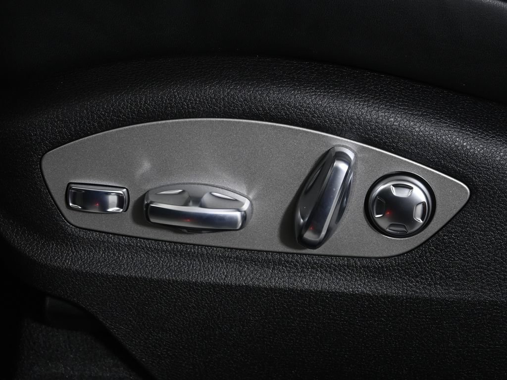 Used 2026 Porsche Macan AWD/4WD image 29
