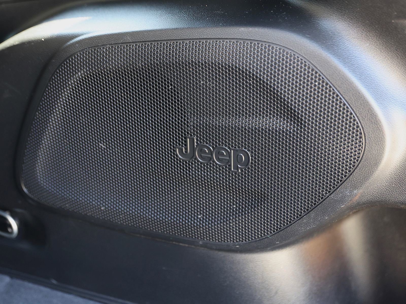 Used 2019 Jeep Cherokee Limited image 16