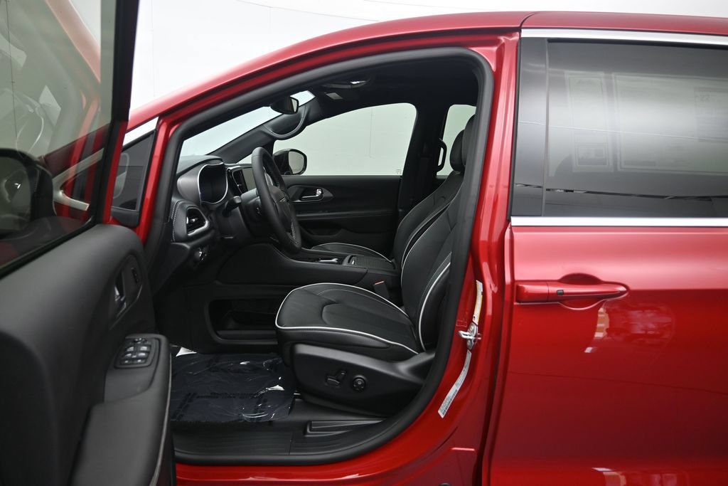 New 2027 Chrysler Pacifica Limited w/ Family Tech Group FWD image 22