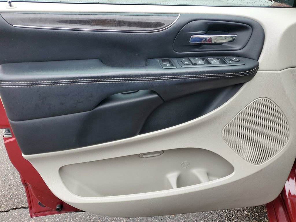 Used 2016 Chrysler Town & Country Touring-L image 21