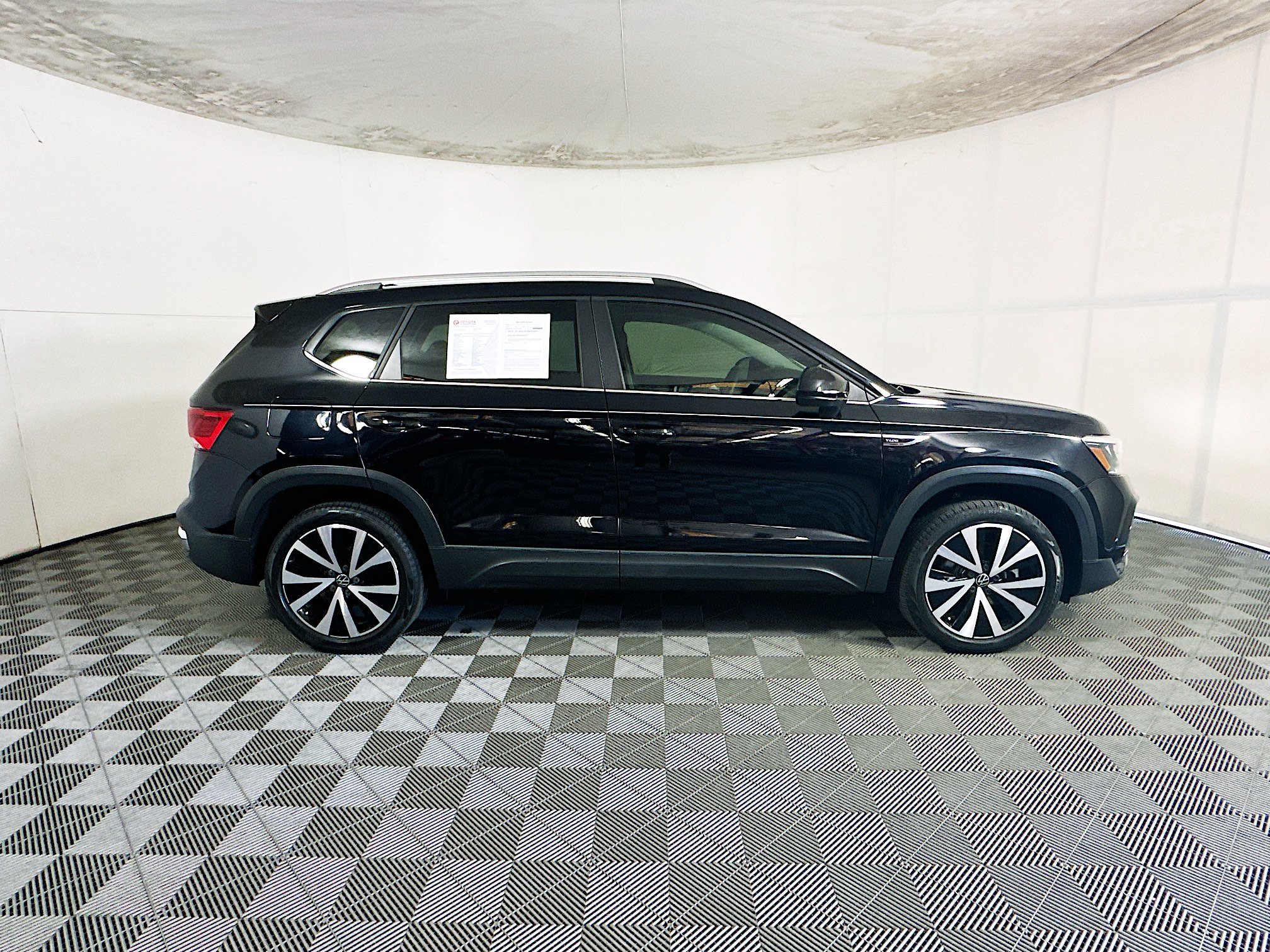 Used 2022 Volkswagen Taos SE FWD image 2