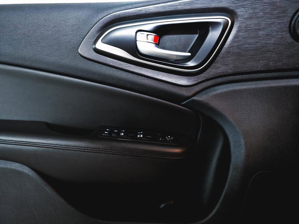 Used 2017 Chrysler 200 Limited Platinum w/ Comfort & Convenience Group image 16