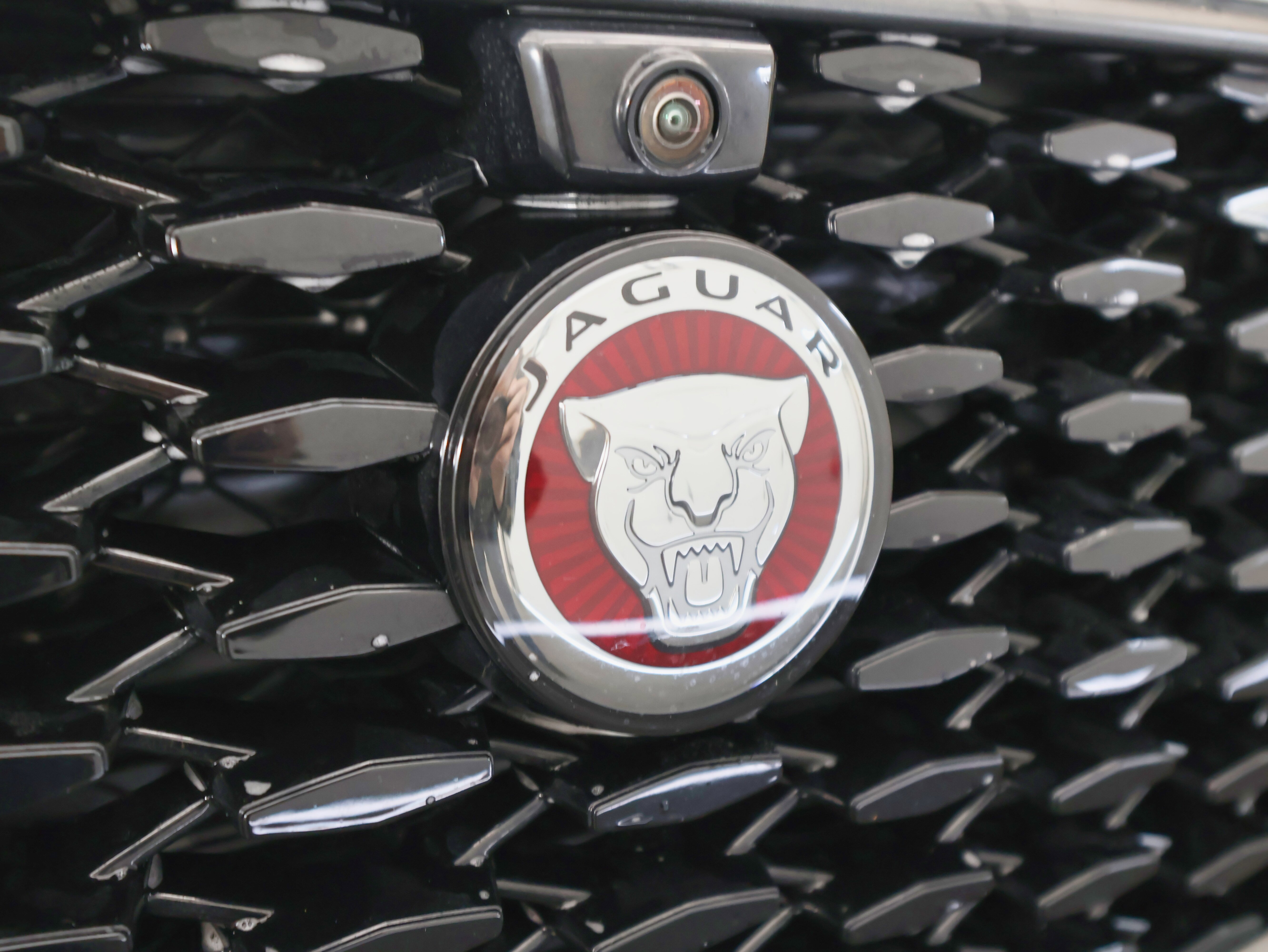 Used 2021 Jaguar F-PACE SVR image 46