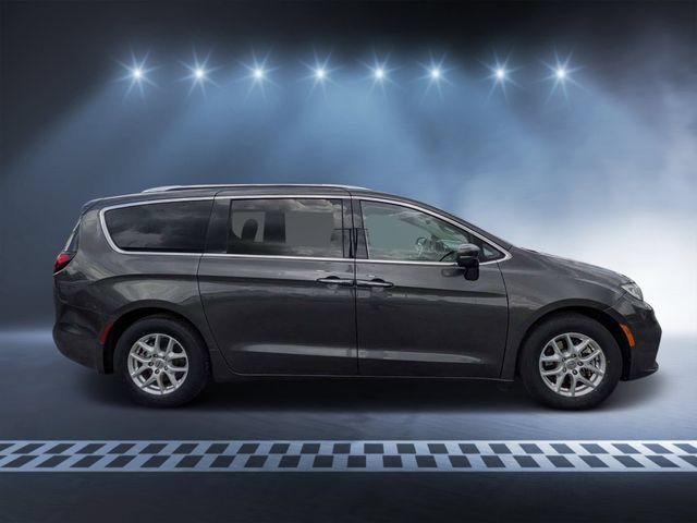 Used 2021 Chrysler Pacifica Touring-L FWD image 2