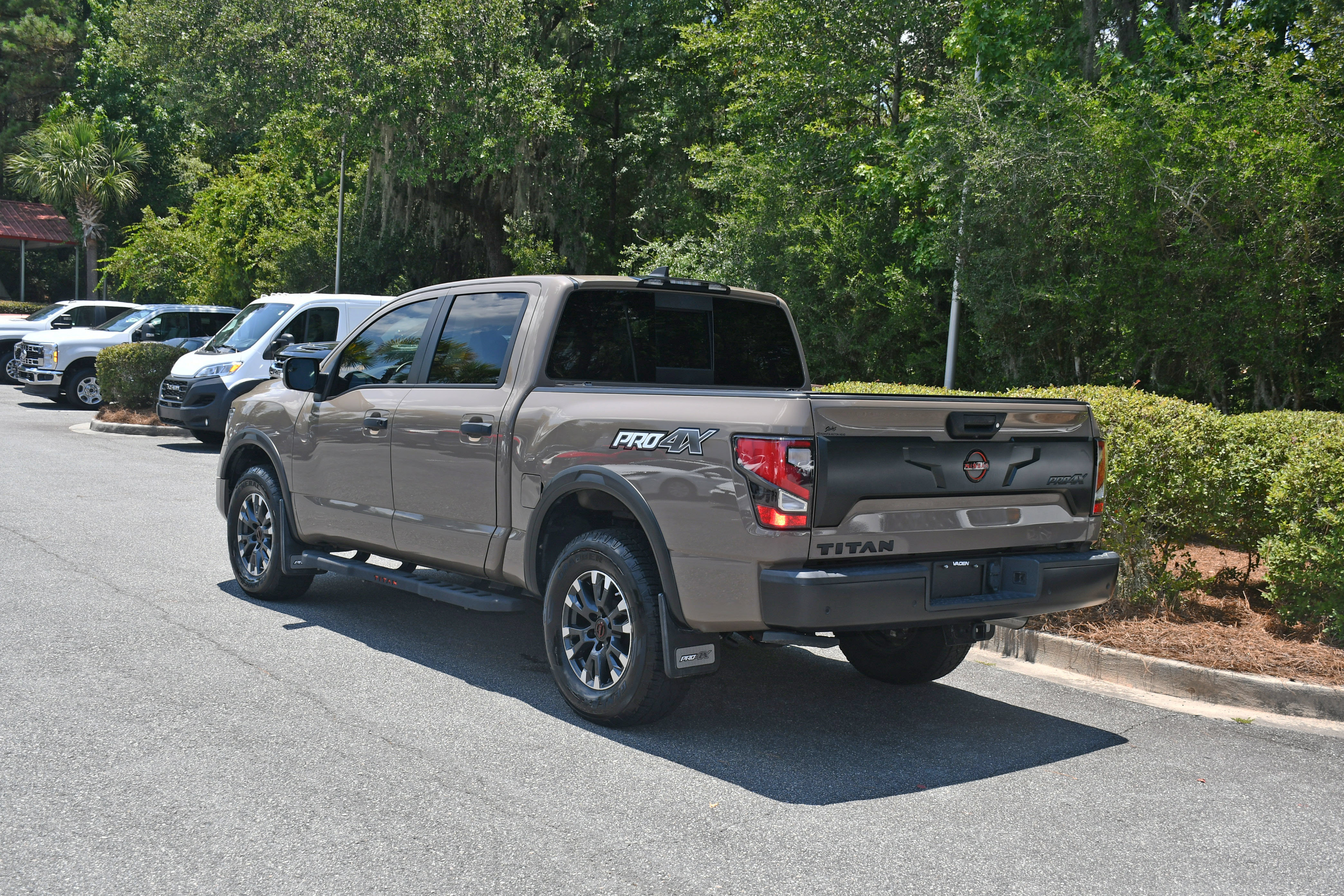Used 2023 Nissan Titan PRO-4X w/ Pro-4x Convenience Package AWD/4WD image 3