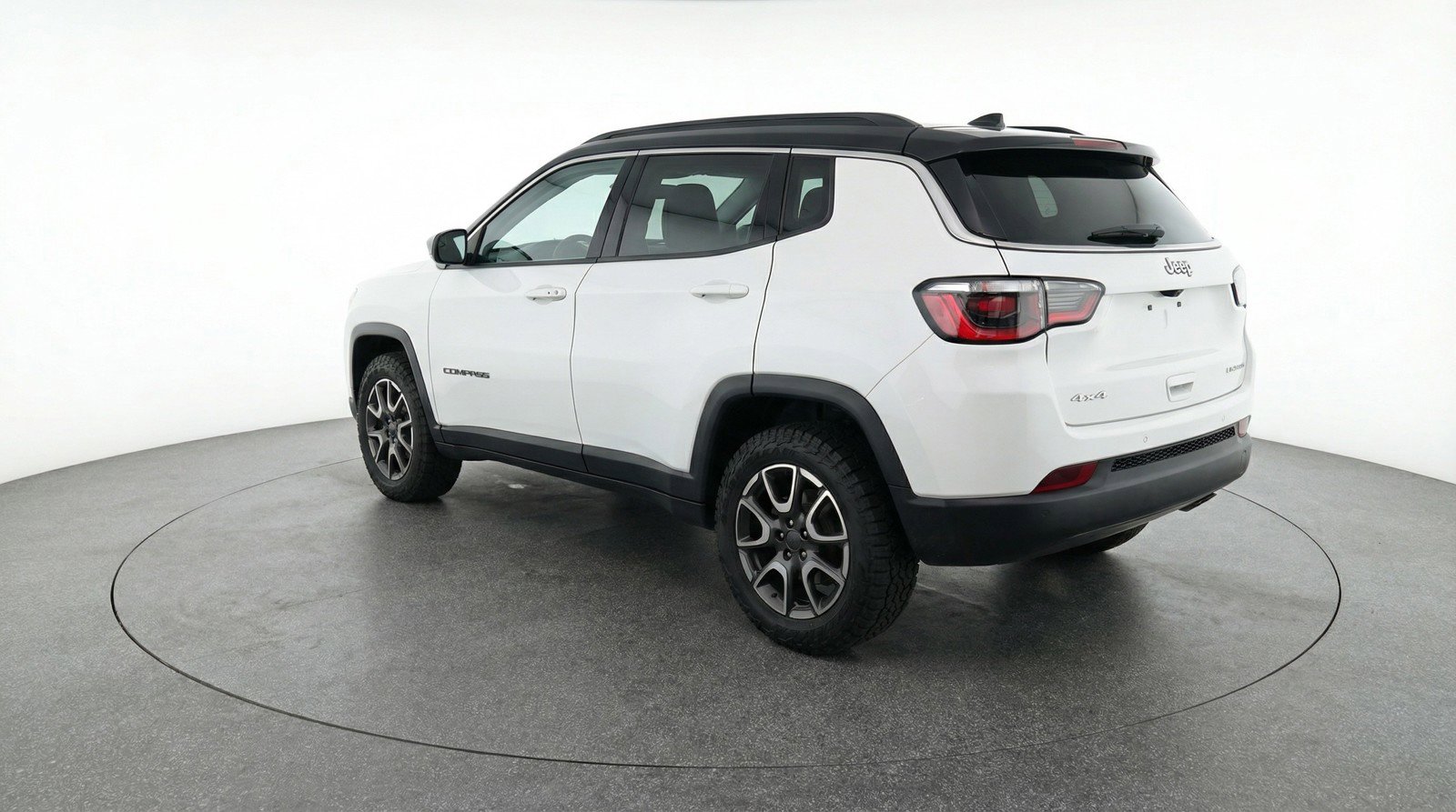 Used 2025 Jeep Compass Trailhawk image 6