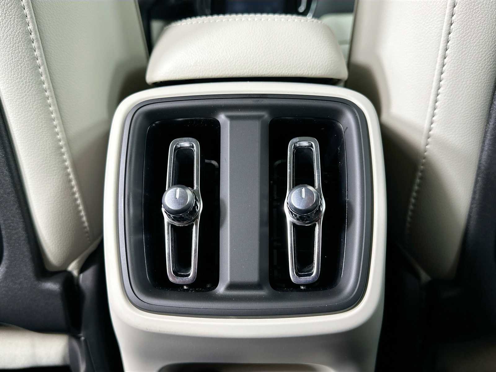 Used 2025 Volvo XC40 B5 Plus w/ Protection Package Premier image 21