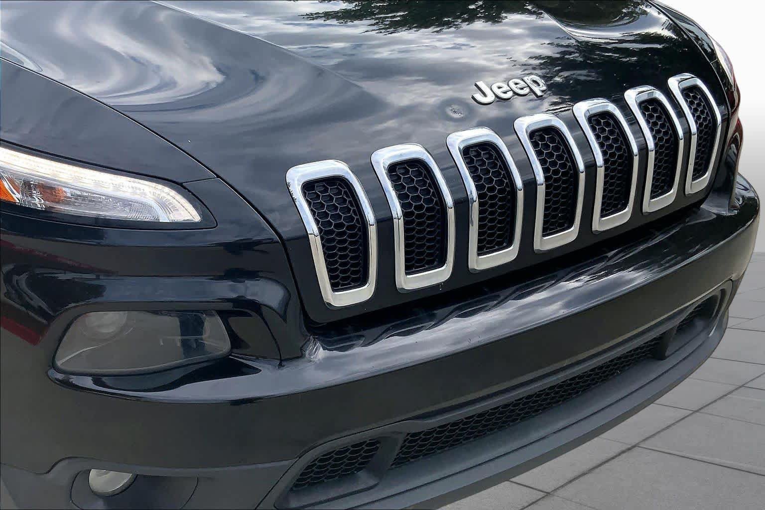 Used 2015 Jeep Cherokee Latitude w/ Comfort/Convenience Group FWD image 32