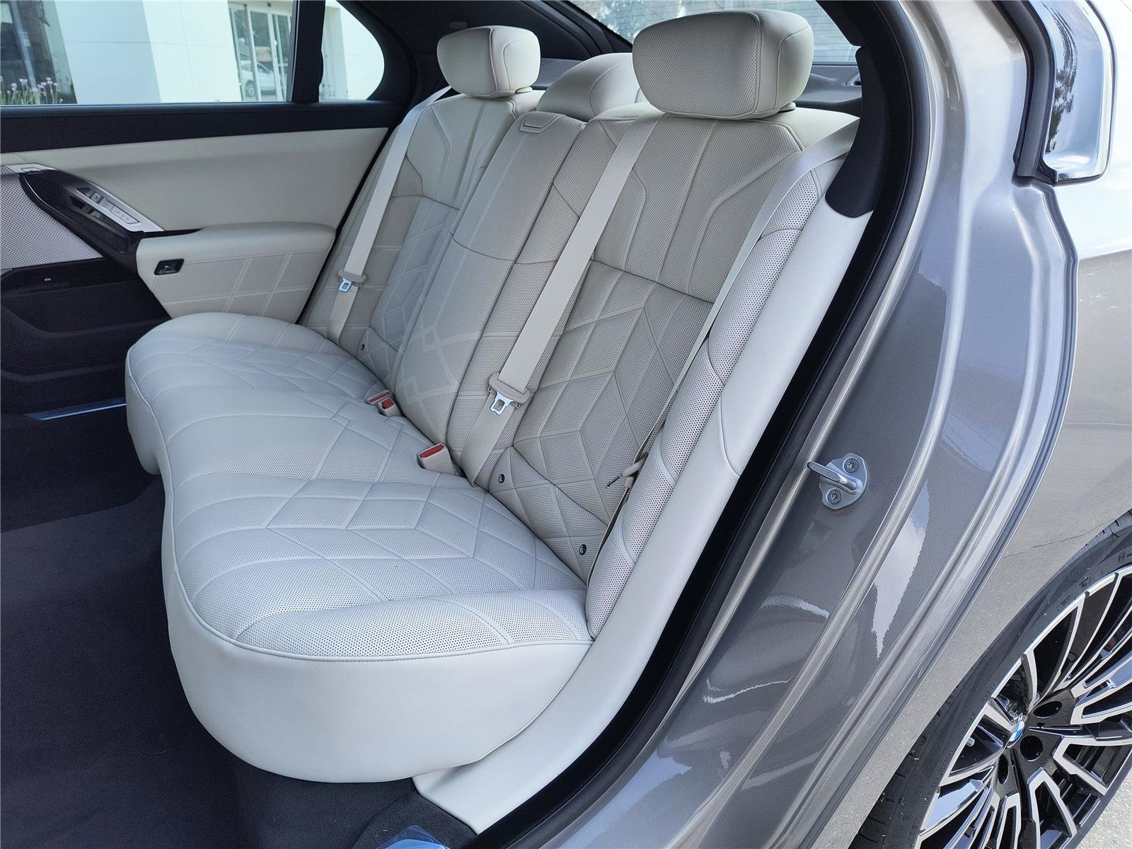 Used 2025 BMW 740i w/ Executive Package image 14