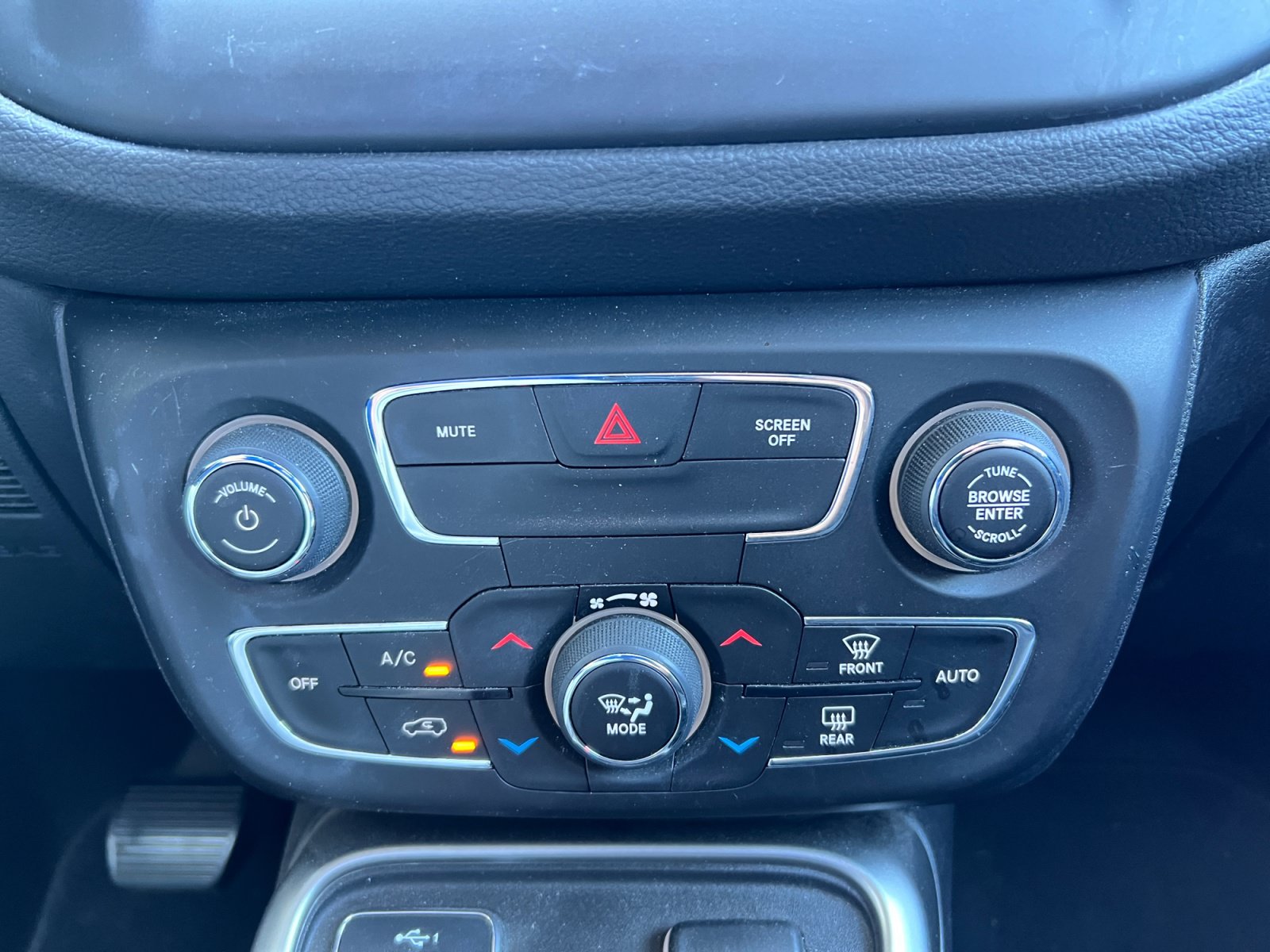 Used 2020 Jeep Compass Latitude FWD image 15