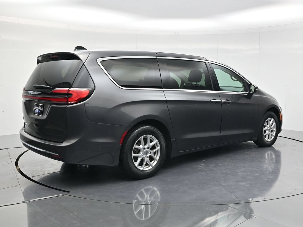 Used 2023 Chrysler Pacifica Touring-L FWD image 5