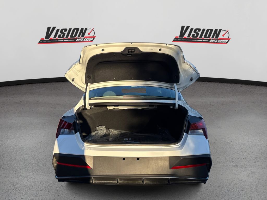 Certified 2025 Hyundai Elantra SE w/ Cargo Package image 11