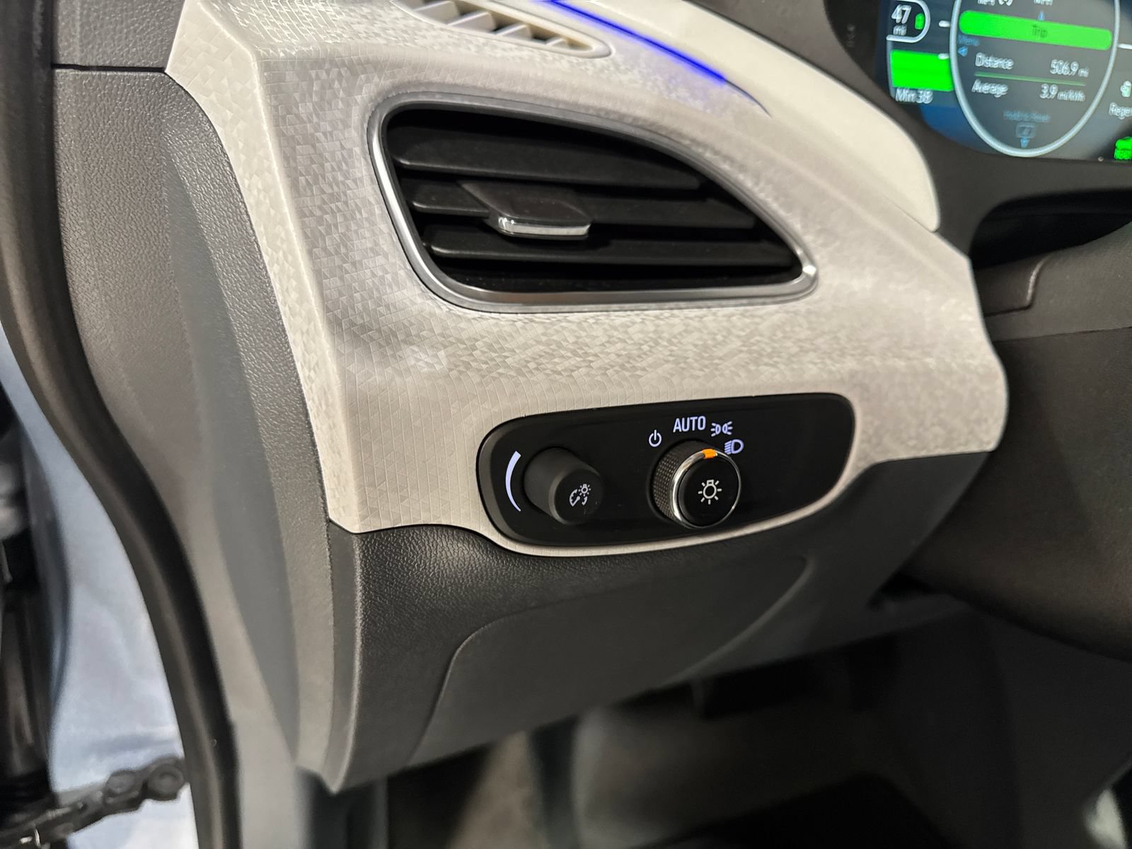 Used 2018 Chevrolet Bolt Premier w/ Driver Confidence II Package FWD image 18