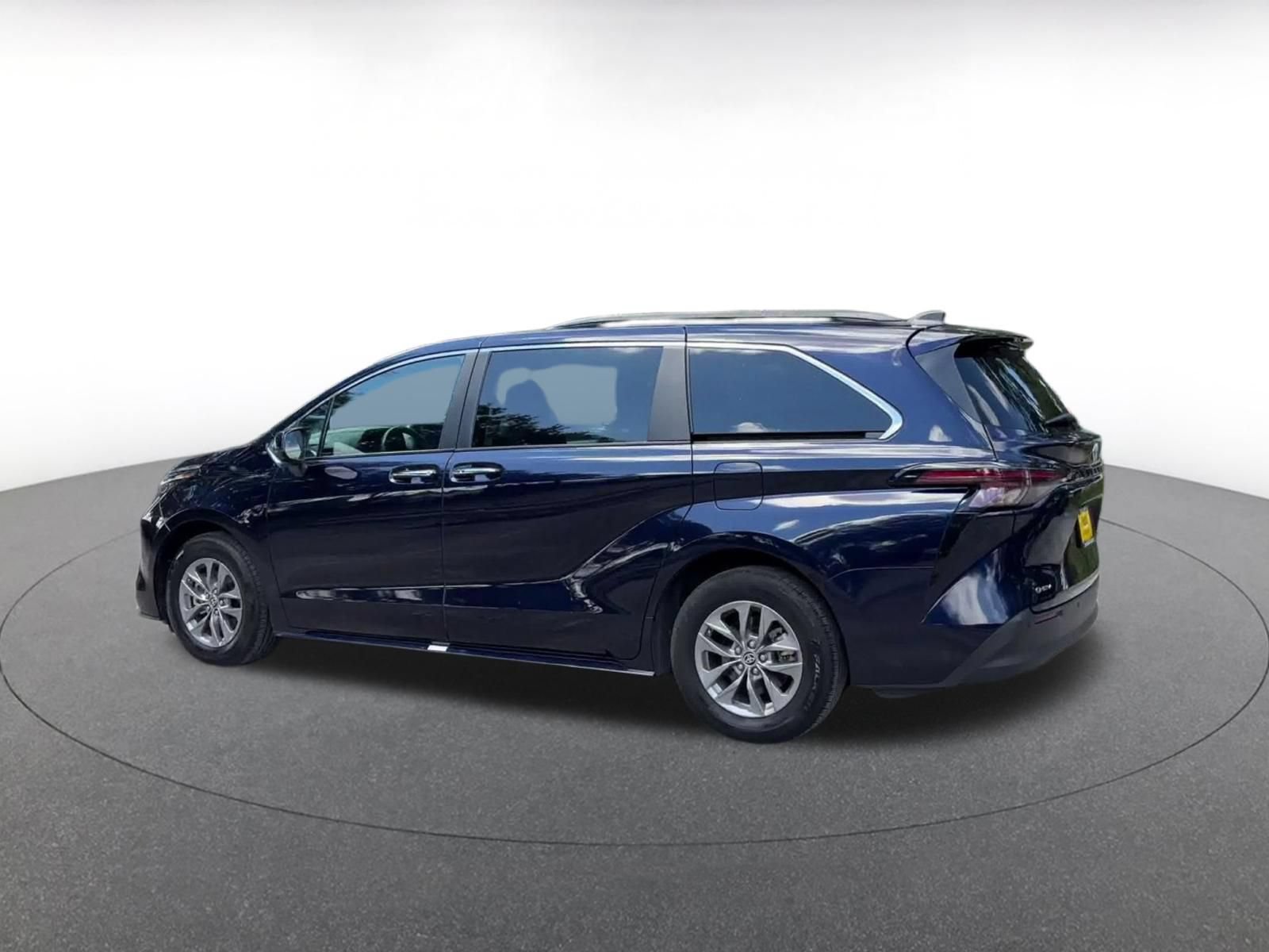 Used 2025 Toyota Sienna XLE FWD image 9