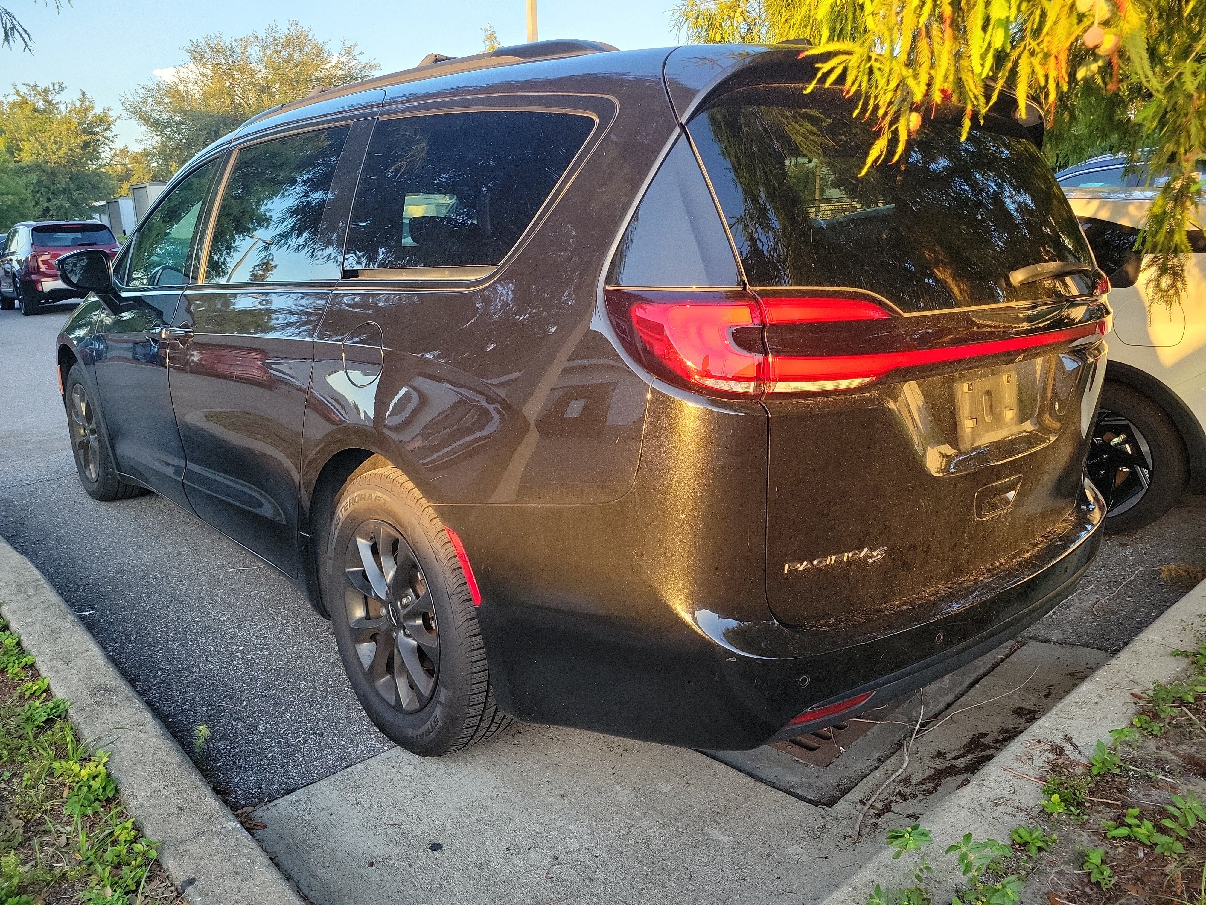 Used 2021 Chrysler Pacifica Touring-L w/ S Appearance Package FWD image 9