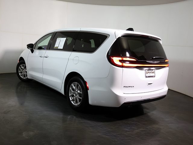 Used 2024 Chrysler Pacifica Touring-L FWD image 2