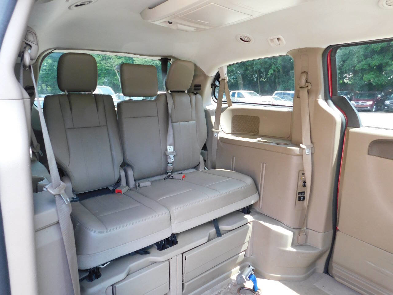 Used 2013 Chrysler Town & Country Touring image 4