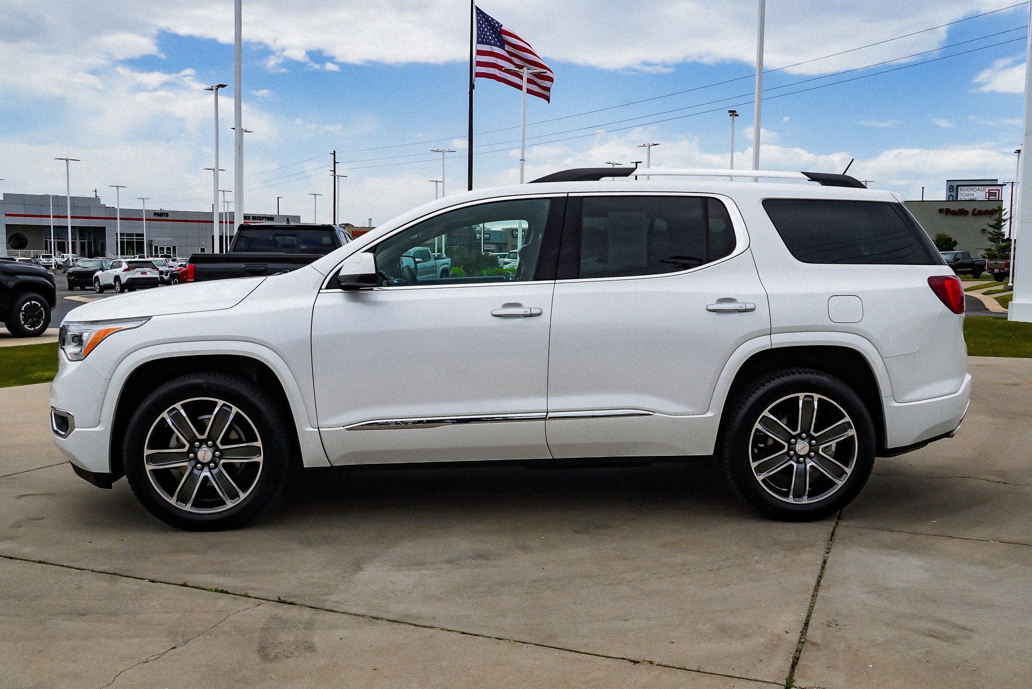 Used 2018 GMC Acadia Denali w/ Technology Package FWD image 5
