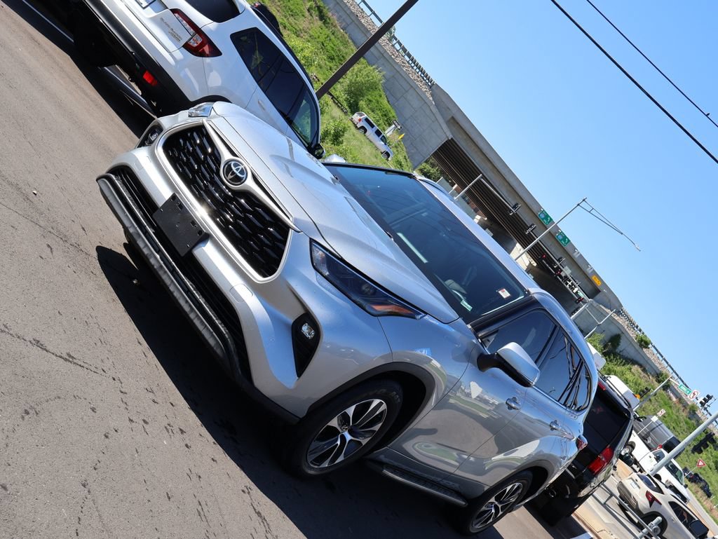 Used 2022 Toyota Highlander XLE FWD image 3
