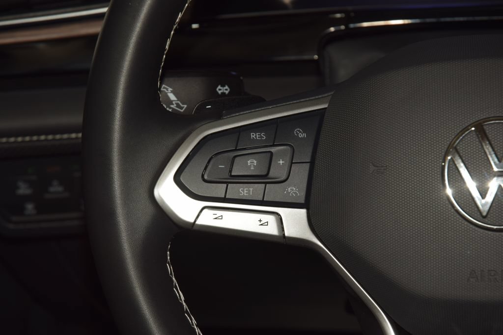 Used 2025 Volkswagen Atlas SEL AWD/4WD image 35