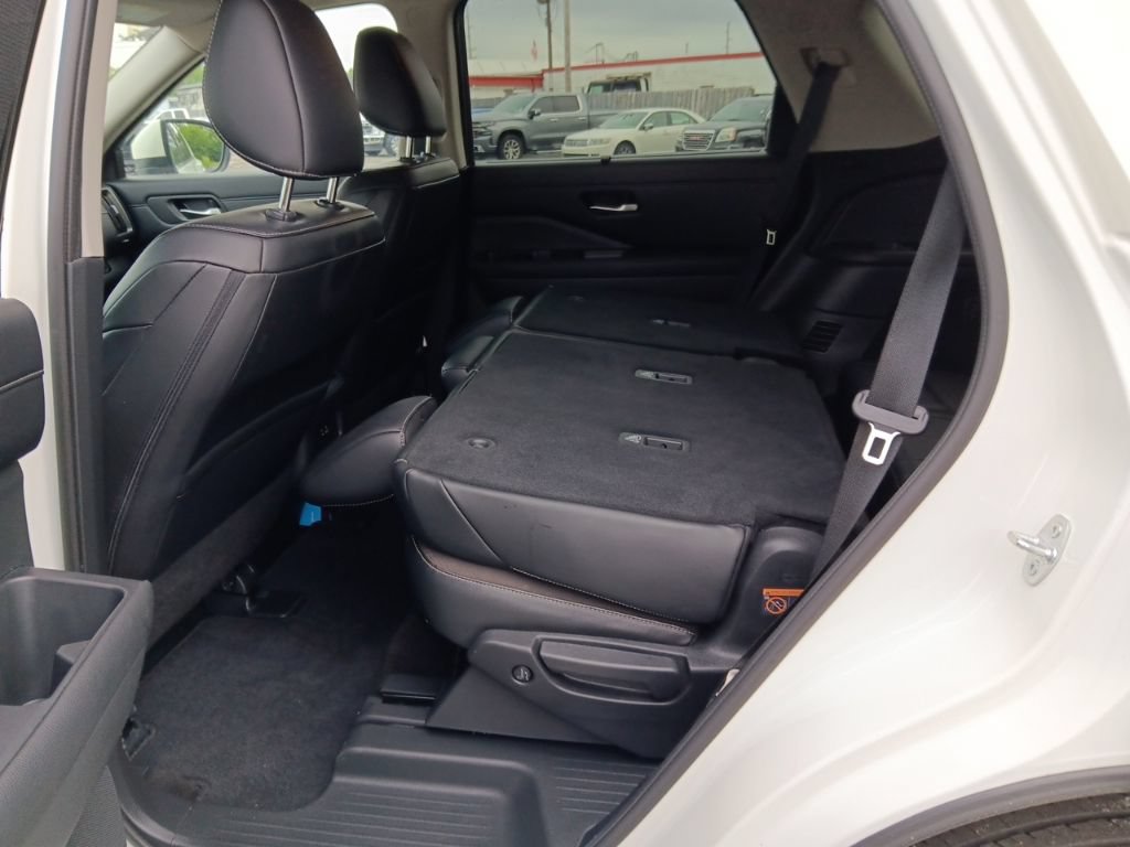 Used 2023 Nissan Pathfinder SL AWD/4WD image 33