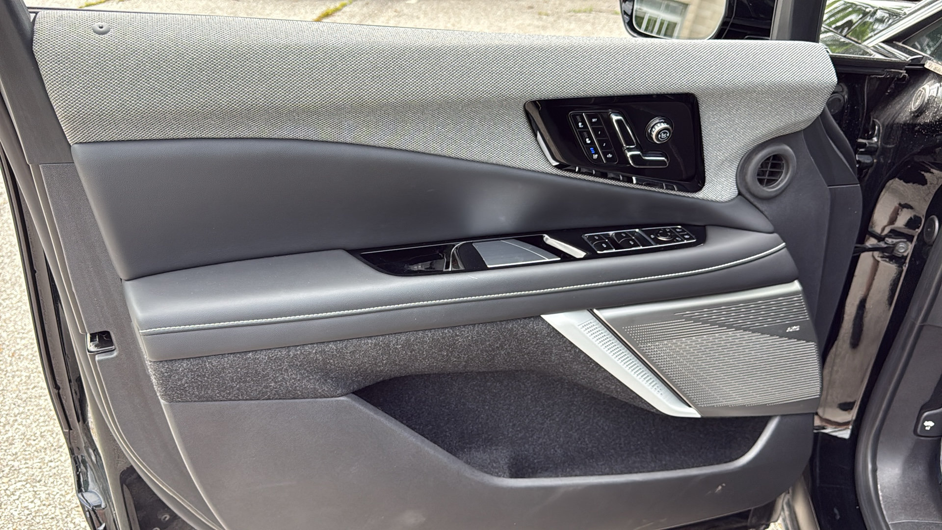 Used 2025 Cadillac Optiq Luxury 2 w/ LPO, Floor Liner Package AWD/4WD image 10