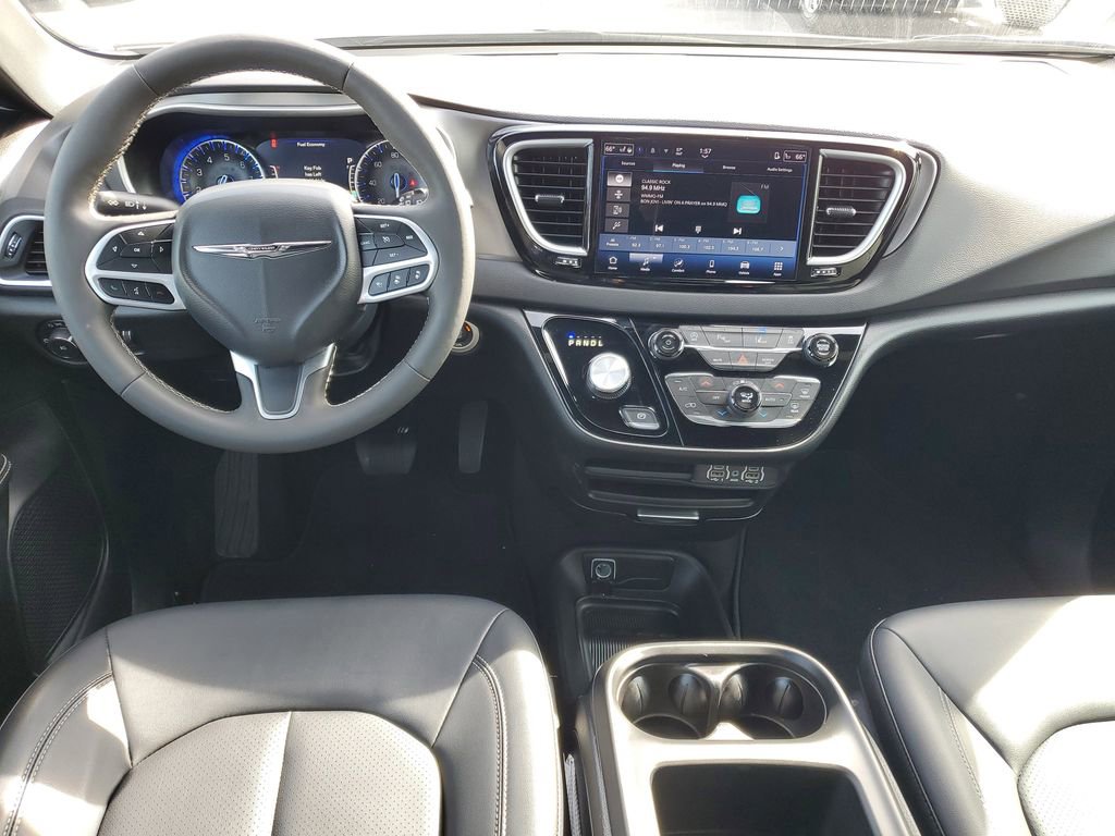Used 2025 Chrysler Pacifica Select image 26