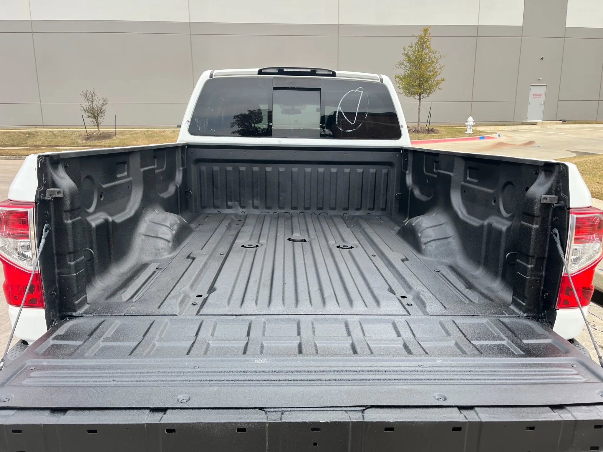 Used 2017 Nissan Titan SV image 12