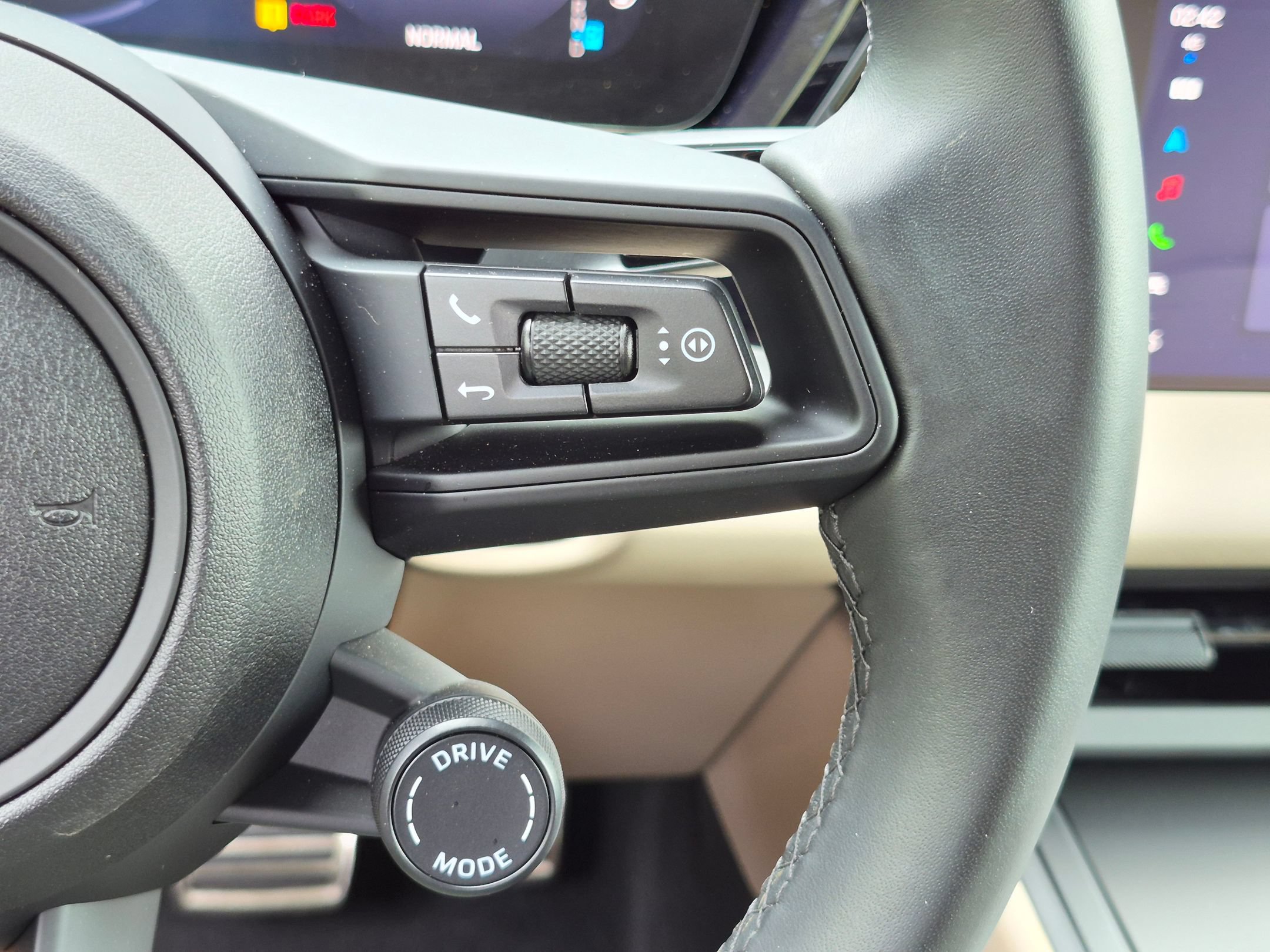 Certified 2025 Porsche Macan Electric RWD image 10