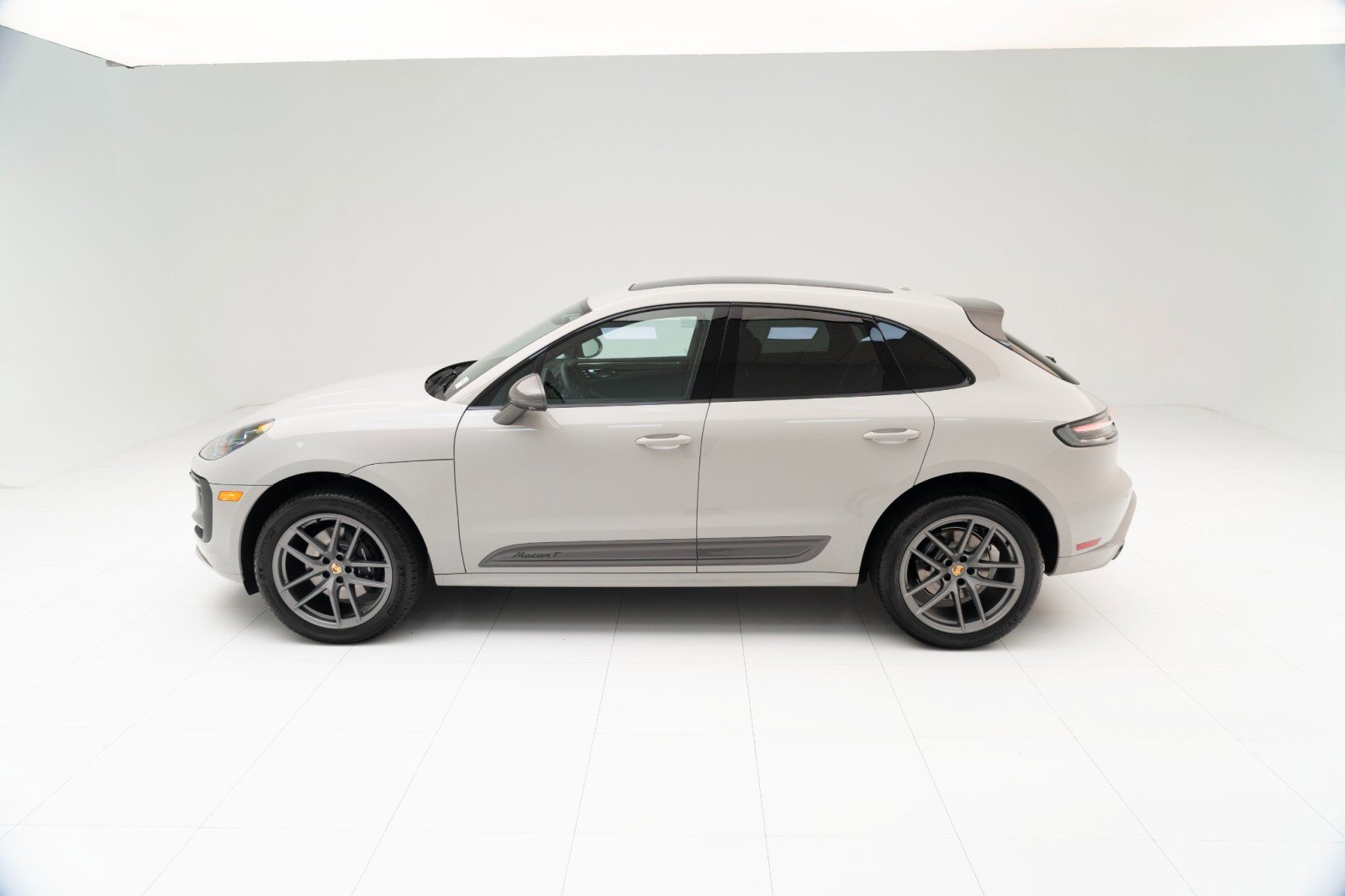 New 2025 Porsche Macan Turbo image 2