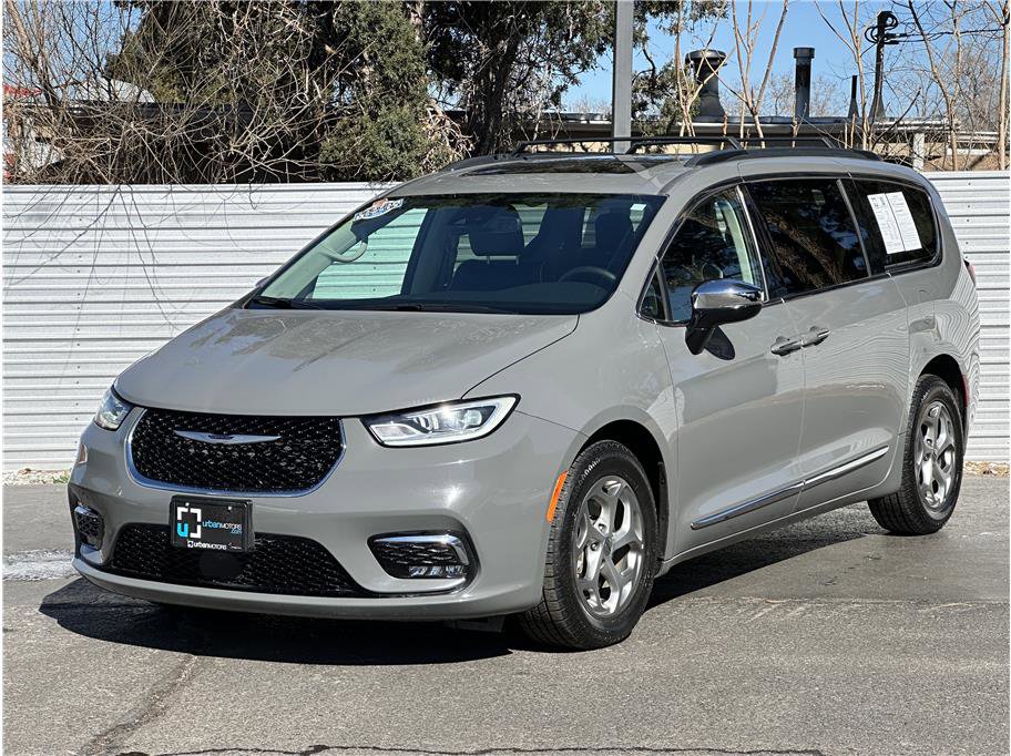 Used 2023 Chrysler Pacifica Limited image 6