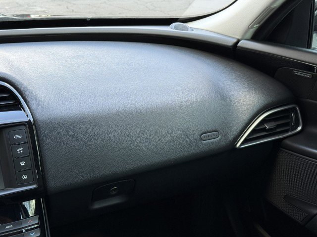 Used 2017 Jaguar XE Premium image 26