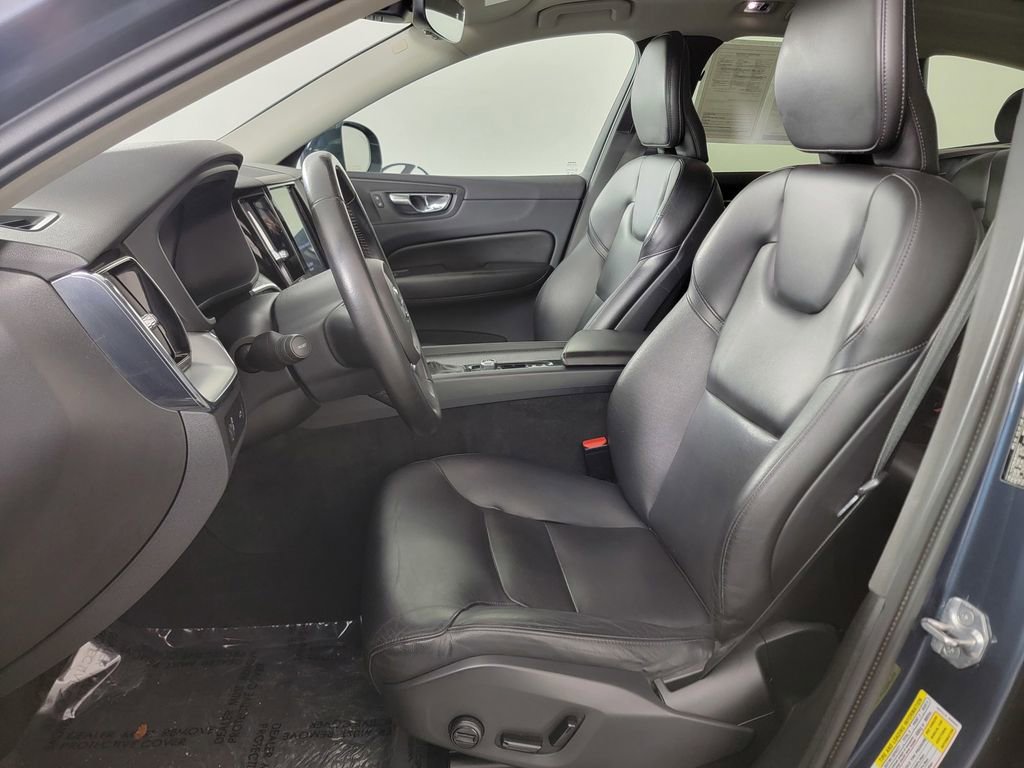 Used 2019 Volvo XC60 T5 Momentum w/ Premium Package image 16