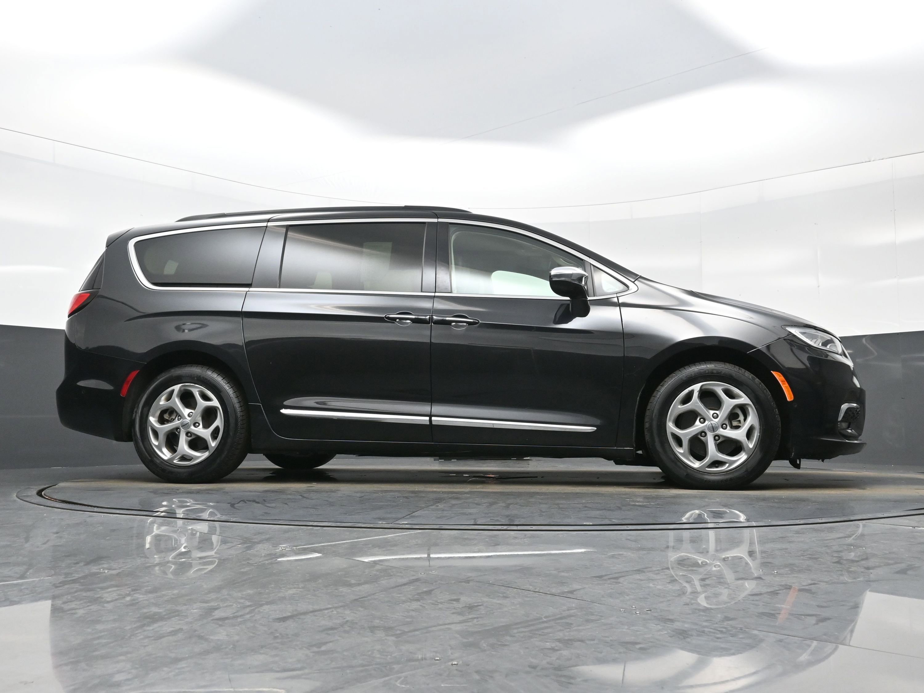 Used 2022 Chrysler Pacifica Limited image 31