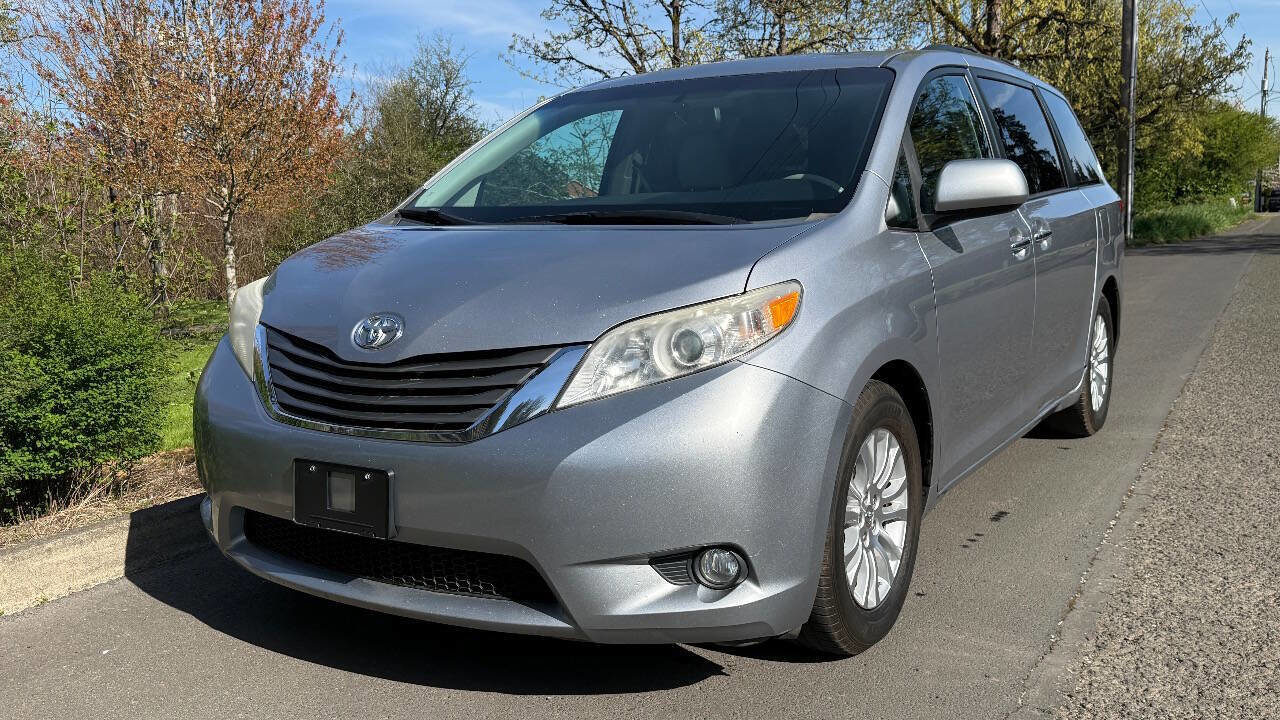 Used 2012 Toyota Sienna XLE w/ Premium Pkg FWD image 3