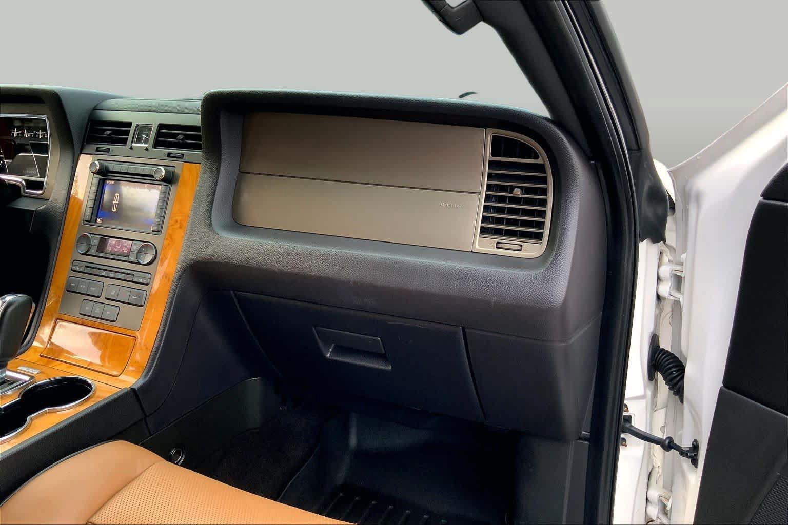 Used 2014 Lincoln Navigator 4WD w/ Equipment Group 101A image 19