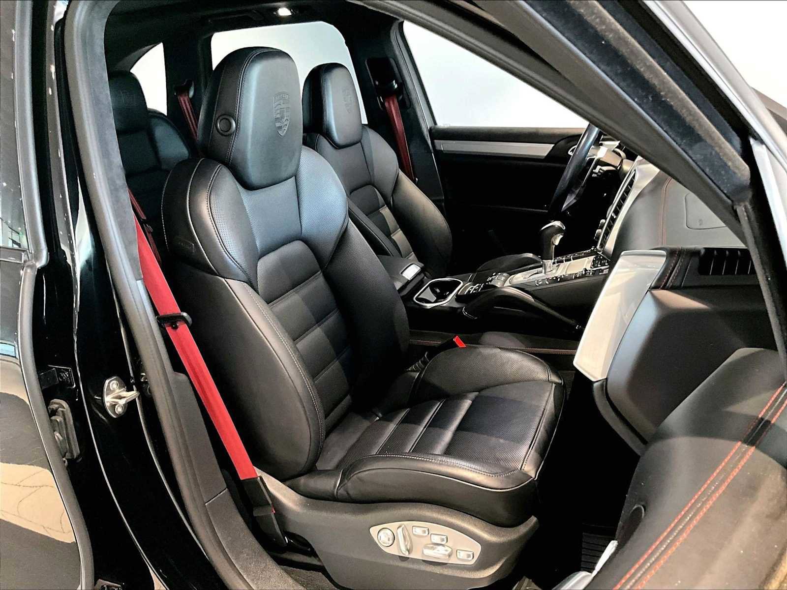 Used 2016 Porsche Cayenne Turbo image 22