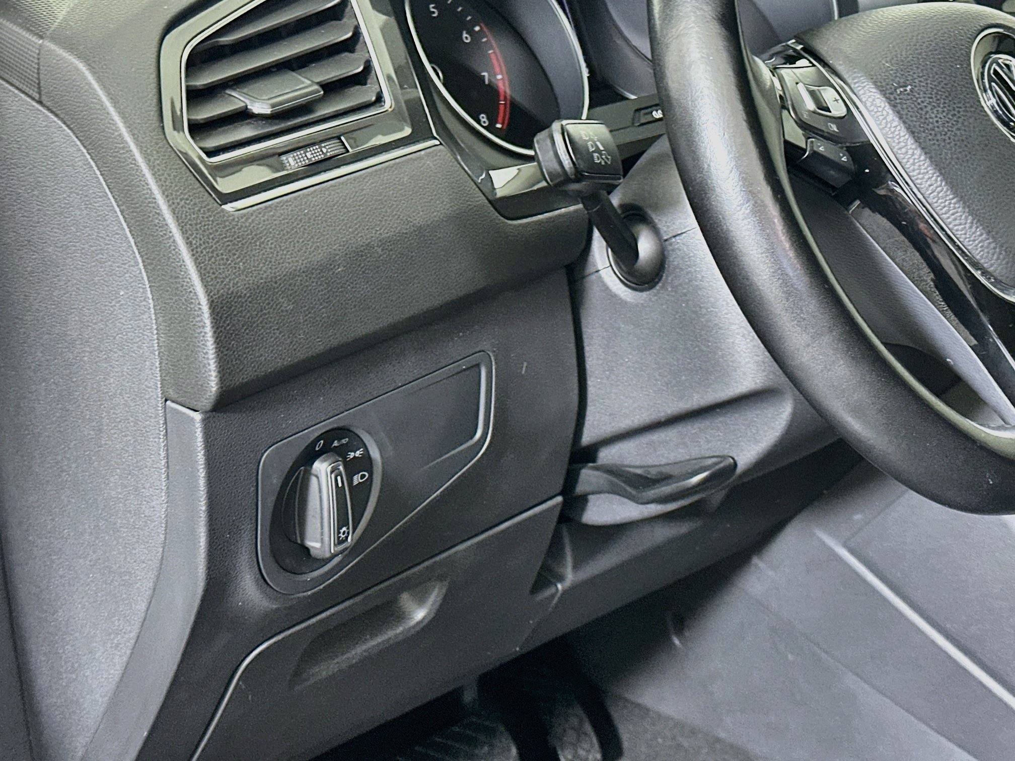 Used 2018 Volkswagen Tiguan SE FWD image 17