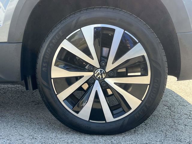 Used 2023 Volkswagen Taos SE w/ Panoramic Sunroof Package image 11