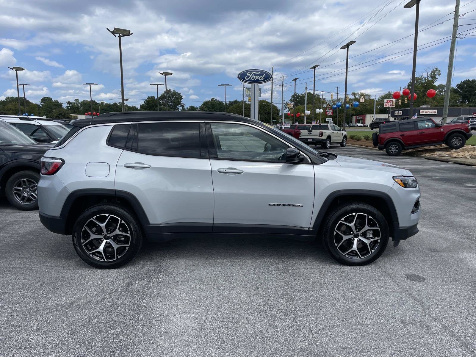 Used 2025 Jeep Compass Limited AWD/4WD image 2