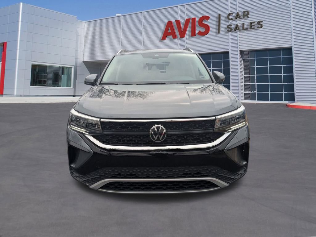 Used 2024 Volkswagen Taos SE image 2