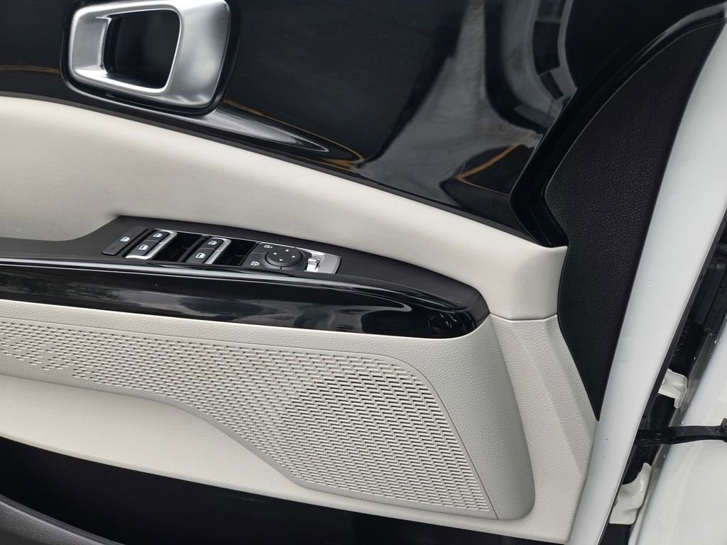 Used 2023 Kia Carnival EX image 14