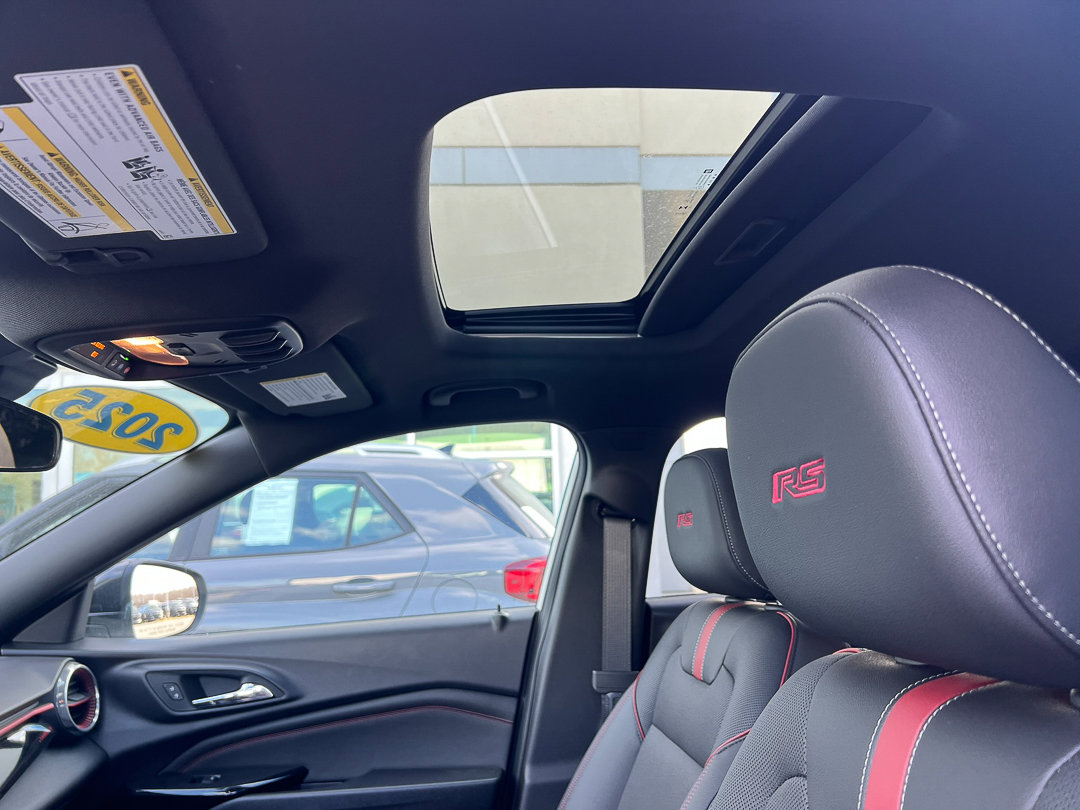 Used 2025 Chevrolet Trax RS w/ Sunroof Package image 23