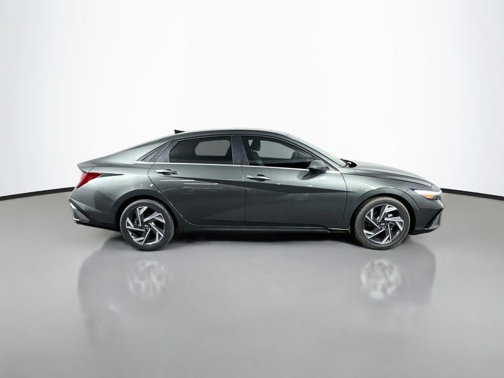 Used 2025 Hyundai Elantra Limited FWD image 7
