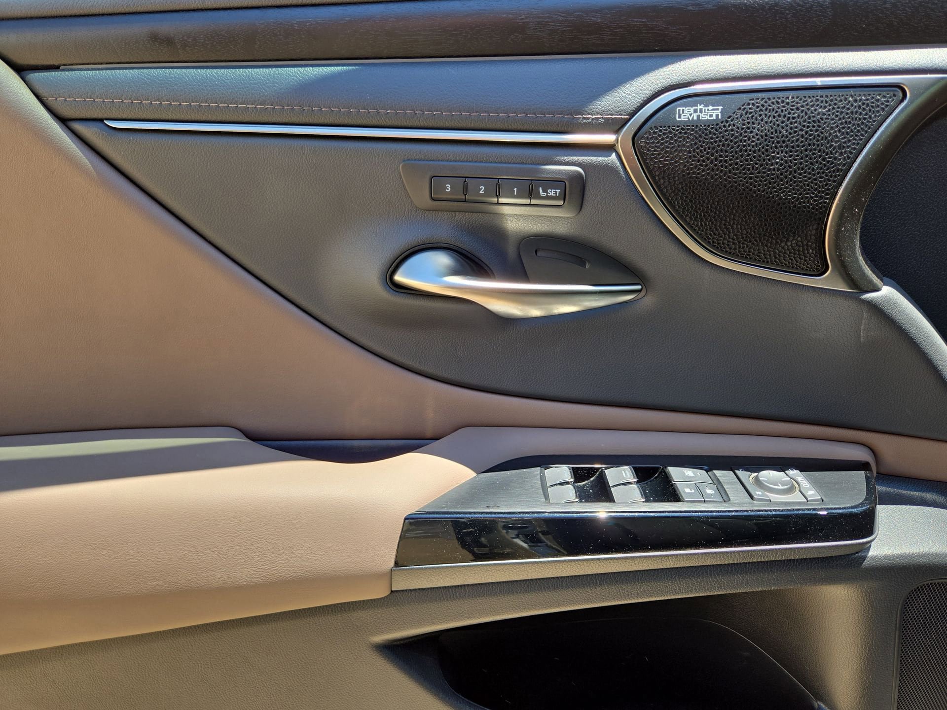 Used 2023 Lexus ES 300h Ultra Luxury w/ Accessory Package (Z2) FWD image 15