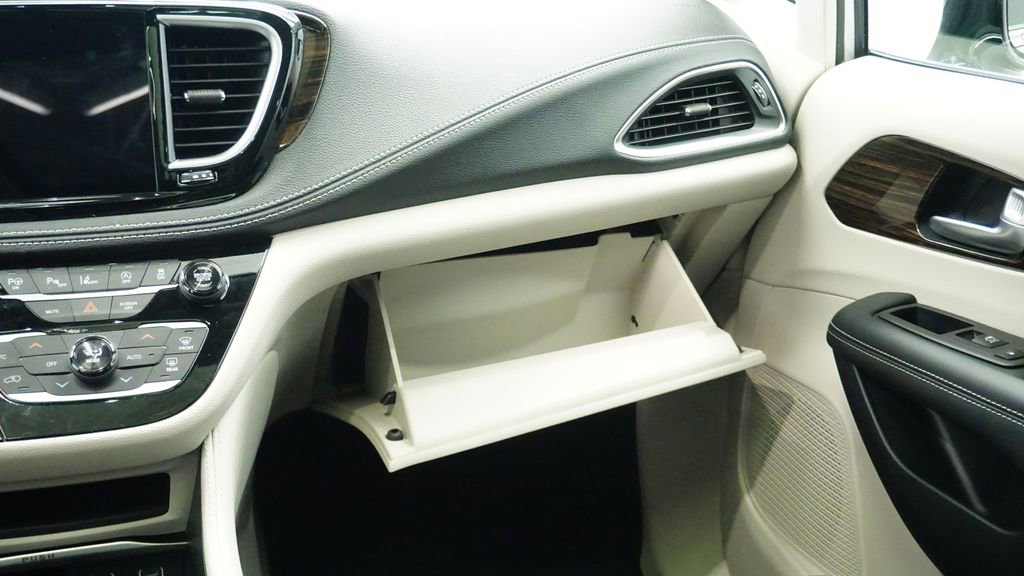 Used 2024 Chrysler Pacifica Limited image 20