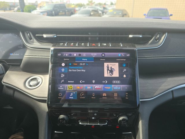 Used 2025 Jeep Grand Cherokee Limited w/ Black Appearance Package image 17