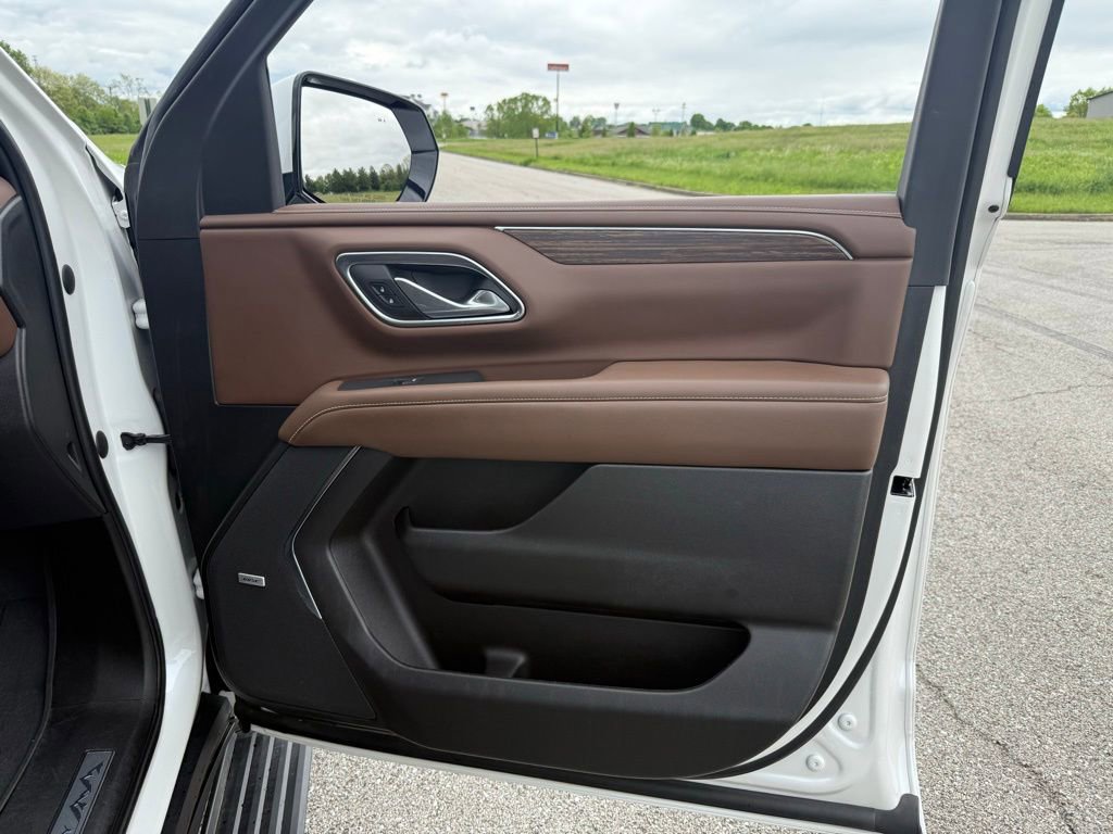 Used 2023 Chevrolet Tahoe High Country w/ Premium Package AWD/4WD image 14