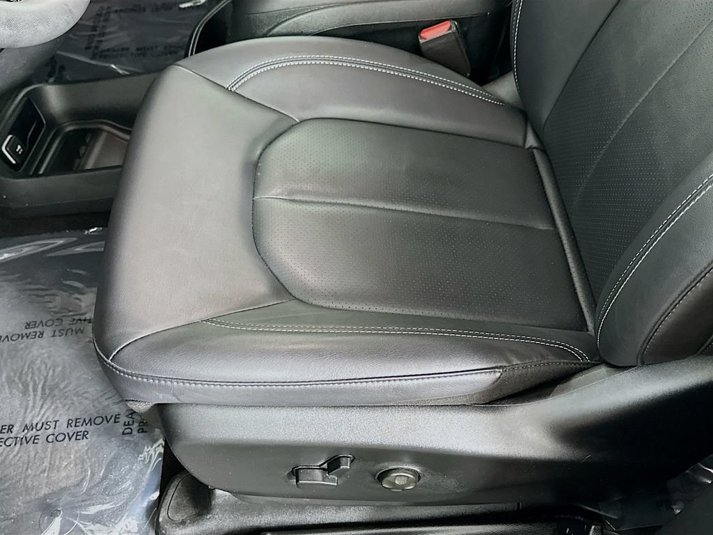 Used 2025 Chrysler Pacifica Select FWD image 26